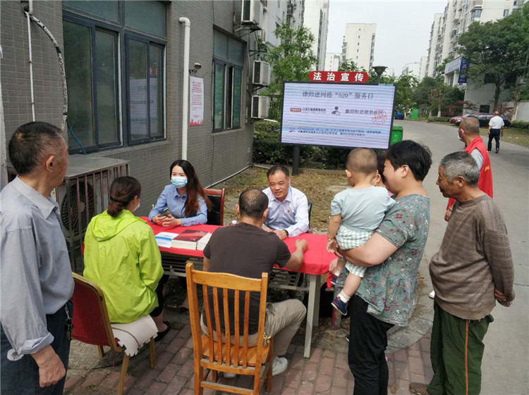 无锡律协宋政平会长赴蠡湖街道湖景社区提供法律咨询和发放宣传指引1.jpg